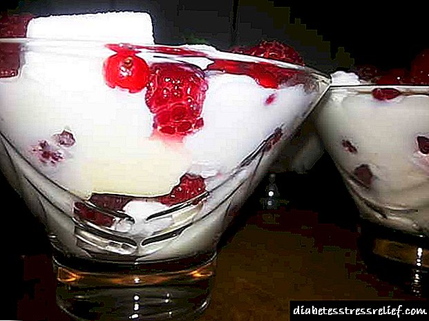 Ang mga berry na dessert na may cream nang walang baking sa bahay