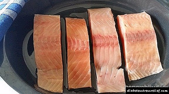 Si të gatuaj salmon në furrë në mënyrë që peshku të jetë lëng dhe i butë