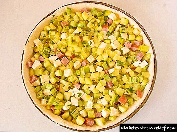 Buksan ang pie ng Mediterranean na may zucchini at mga kamatis
